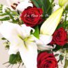 ramo-liliums-blancos-rosas-rojas