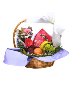 Entre Flores y Frutas: cesta de frutas con detalle floral y bombones floristeria Entre Flores y Frutas: cesta de frutas con detalle floral y bombones floristeria