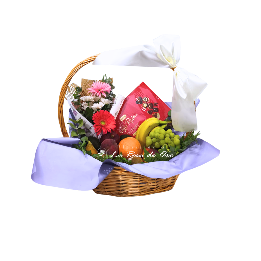 Entre Flores y Frutas: cesta de frutas con detalle floral y bombones