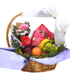Entre Flores y Frutas: cesta de frutas con detalle floral y bombones floristeria