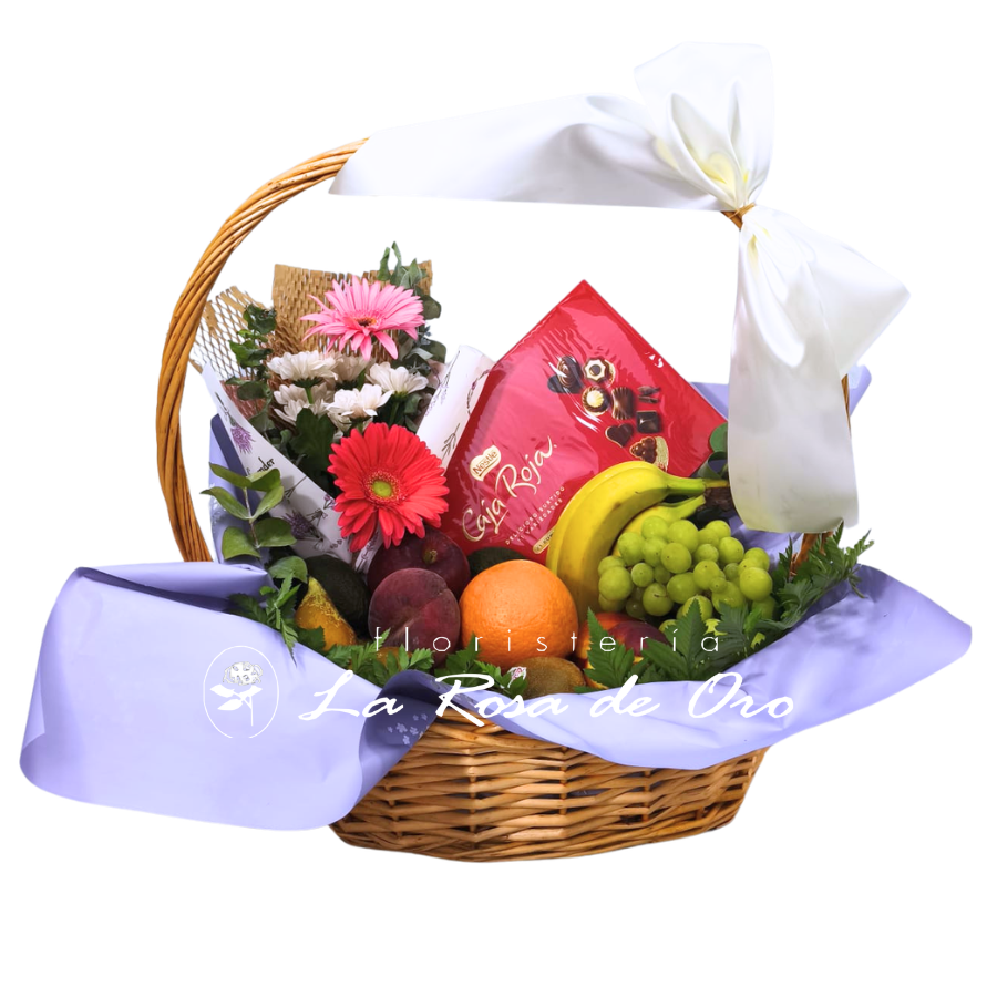 Entre Flores y Frutas: cesta de frutas con detalle floral y bombones