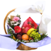 Entre Flores y Frutas: cesta de frutas con detalle floral y bombones
