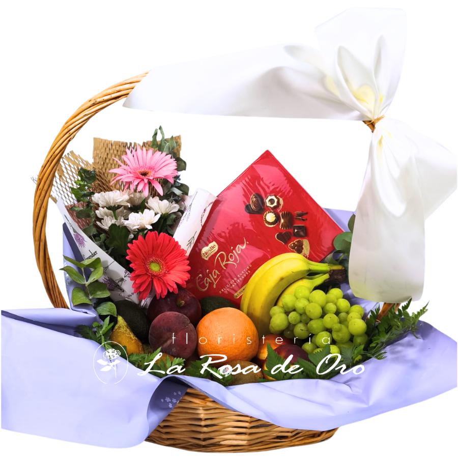 Entre Flores y Frutas: cesta de frutas con detalle floral y bombones