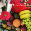Entre Flores y Frutas: cesta de frutas con detalle floral y bombones