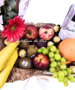 Flores y Sabores ,Cesta de frutas con flores, vino y bombones a domicilio en Sevilla floristeria