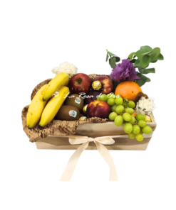 Un Regalo Saludable: cesta de frutas frescas con flores y bombones floristeria