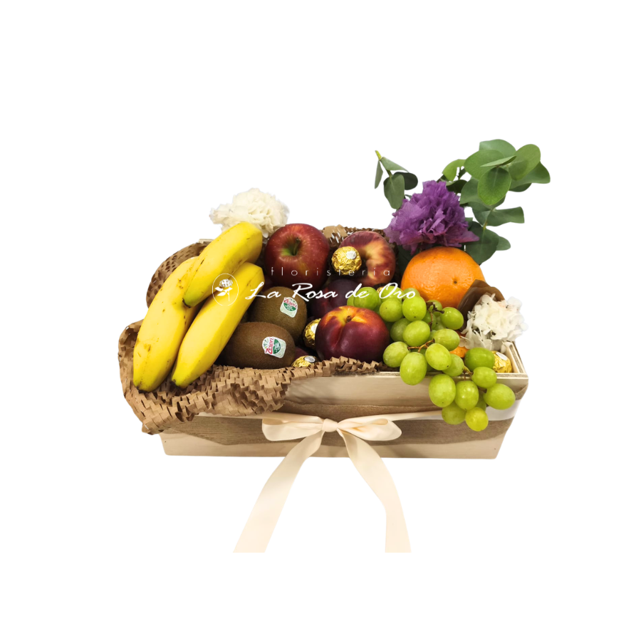 Un Regalo Saludable: cesta de frutas frescas con flores y bombones